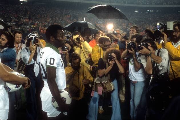 Pele (Cosmos New York) stellt sich zahlreichen Fotografen