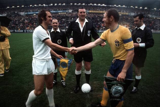 Wolfgang Overath (BR Deutschland) und Ove Grahn (Schweden) - Shane Hands vor dem Spiel, dahinter FIFA Schiedsrichter Thomas Wharton Schottland