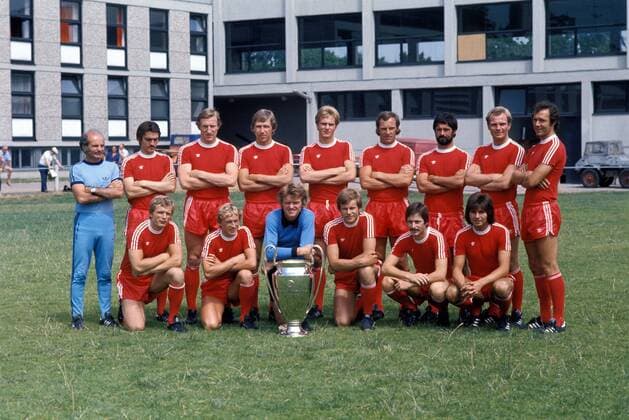 FC Bayern München mit dem Europapokal der Landesmeister, hi.v.li.: Trainer Dettmar Cramer, Hans Josef -Jupp- Kapellmann, Hans Georg -Katsche- Schwarzenbeck, Conny Torstensson, Karl Heinz Rummenigge, Franz -Bulle- Roth, Gerd Müller, Uli Hoeneß, Franz Beckenbauer, vorn: Björn Andersson, Bernd Dürnberger, Torwart Sepp Maier, Udo Horsmann, Rainer Künkel, Josef Weiß