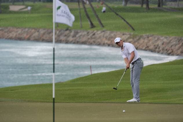 (160129) -- SINGAPORE, Jan. 29, 2016 -- Jordan Spieth of the United States competes during the SMBC Singapore Open held at Sentosa Golf Club Serapong course, Singapore, Jan. 29, 2016. ) (SP)SINGAPORE-GOLF-SMBC SINGAPORE OPEN-DAY 2 ThenxChihxWey 