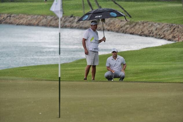 (160129) -- SINGAPORE, Jan. 29, 2016 -- Jordan Spieth (R) of the United States competes during the SMBC Singapore Open held at Sentosa Golf Club Serapong course, Singapore, Jan. 29, 2016. ) (SP)SINGAPORE-GOLF-SMBC SINGAPORE OPEN-DAY 2 ThenxChihxWey 