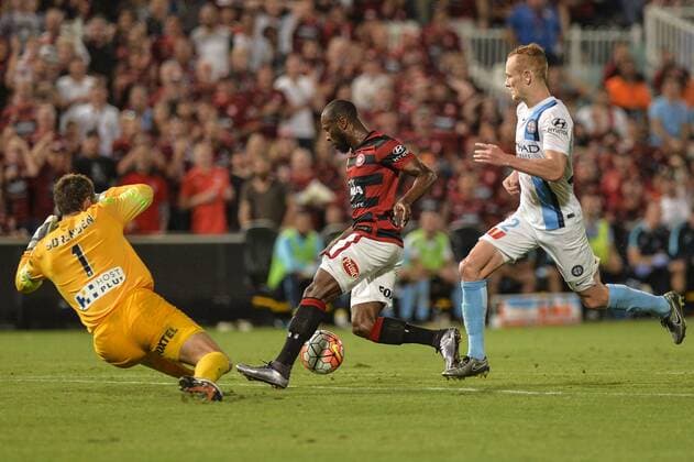 29.01.2016. Pirtek Stadium, Parramatta, Australia. Hyundai A-League. Western Sydney Wanderers v Melbourne City. Wanderers won 4-3. Wanderers forward Romeo Castelen is foiled by Melbourne goalkeeper Thomas Sorensen. xNigelxOwenx  ActionPlus11701915