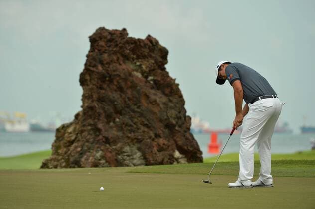 (160129) -- SINGAPORE, Jan. 29, 2016 -- An Byeong-hun of South Korea competes during the SMBC Singapore Open held at Singapore s Sentosa Golf Club Serapong course, Jan. 29, 2016. The SMBC Singapore Open is into the second day of competition. ) (SP)SINGAPORE-GOLF-SMBC SINGAPORE OPEN ThenxChihxWey 