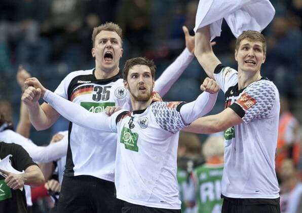 Schlussjubel nach dem Spielende: vl - Julius KUEHN (35 GER), Hendrik PEKELER (13 GER) und Finn LEMKE (6 GER) jubeln. Halbfinale: Norwegen - Deutschland in Krakau am 29.01.2016. Handball Europameisterschaft 2016 in Polen,
