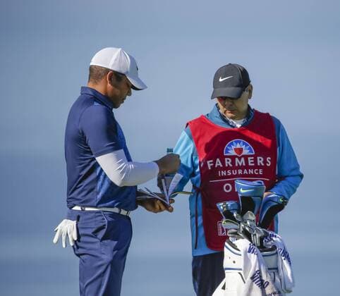 January 29, 2016: Jhonattan Vegas gets a drink of water from his caddie on the 2nd tee box of the North Course during the second round of the Farmers Insurance Open at Torrey Pines Golf Course in San Diego, California. PGA Golf Herren 2016: Farmers Insurance Open JAN 29 - ZUMAc04_