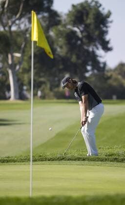 January 29, 2016: Aaron Baddeley chips onto the 8th green of the North Course during the second round of the Farmers Insurance Open at Torrey Pines Golf Course in San Diego, California. PGA Golf Herren 2016: Farmers Insurance Open JAN 29 - ZUMAc04_