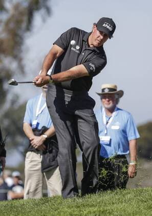 January 29, 2016: Phil Mickelson chips onto he 4th green on the North Course during the second round of the Farmers Insurance Open at Torrey Pines Golf Course in San Diego, California. PGA Golf Herren 2016: Farmers Insurance Open JAN 29 - ZUMAc04_