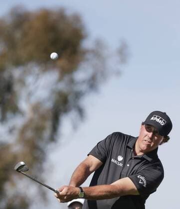 January 29, 2016: Phil Mickelson chips onto he 4th green on the North Course during the second round of the Farmers Insurance Open at Torrey Pines Golf Course in San Diego, California. PGA Golf Herren 2016: Farmers Insurance Open JAN 29 - ZUMAc04_
