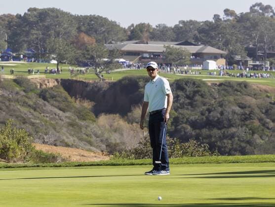 January 29, 2016: Justin Rose putts on the 5th green of the North Course with the clubhouse in the background during the second round of the Farmers Insurance Open at Torrey Pines Golf Course in San Diego, California. PGA Golf Herren 2016: Farmers Insurance Open JAN 29 - ZUMAc04_
