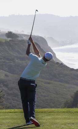 January 29, 2016: Justin Rose tees off on the signature 6th hole of the North Course during the second round of the Farmers Insurance Open at Torrey Pines Golf Course in San Diego, California. PGA Golf Herren 2016: Farmers Insurance Open JAN 29 - ZUMAc04_