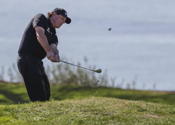 January 29, 2016: Phil Mickelson chips onto the 7th green of the North Course during the second round of the Farmers Insurance Open at Torrey Pines Golf Course in San Diego, California. PGA Golf Herren 2016: Farmers Insurance Open JAN 29 - ZUMAc04_