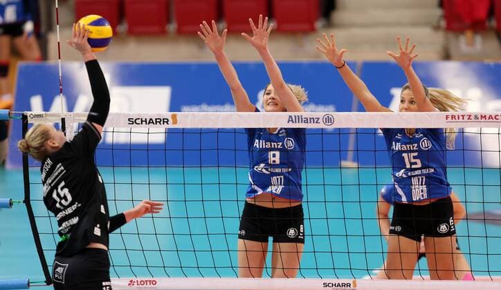 Stuttgart Volleyball Allianz MTV Stuttgart vs. Dresdner SC, v.l. Michelle Bartsch (Dresden), Kaja Grobelna (Stuttgart), Nichole Lindow (Stuttgart)