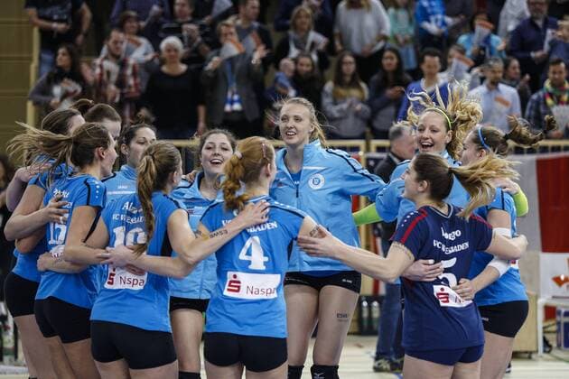 VC Wiesbaden - VT Aurubis Hamburg Volleyball 1. Bundesliga Damen VC Wiesbaden - VT Aurubis Hamburg am 30.01.2016 in der Sporthalle am Platz d. Dt. Einheit in Wiesbaden, Mannschaft des VCW macht ein Freudentänzchen jubelt nach Spielgewinn