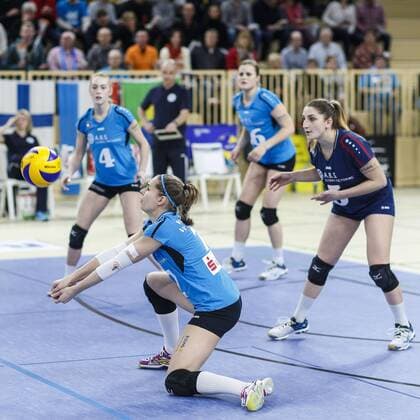 VC Wiesbaden - VT Aurubis Hamburg Volleyball 1. Bundesliga Damen VC Wiesbaden - VT Aurubis Hamburg am 30.01.2016 in der Sporthalle am Platz d. Dt. Einheit in Wiesbaden, TANJA GROSSER (4, VCW), ESTHER VAN BERKEL (7, VCW am Ball), DELAINEY AIGNER-SWESEY (16, VCW), ALYSSA LONGO (5, VCW), (v.l.)