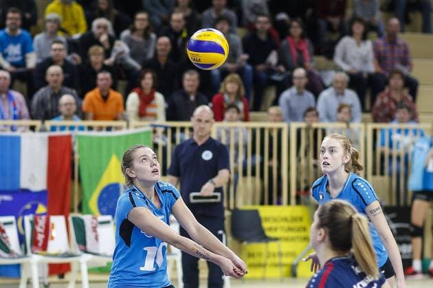 VC Wiesbaden - VT Aurubis Hamburg Volleyball 1. Bundesliga Damen VC Wiesbaden - VT Aurubis Hamburg am 30.01.2016 in der Sporthalle am Platz d. Dt. Einheit in Wiesbaden, KAISA ALANKO (10, VCW) am Ball, ALYSSA LONGO (5, VCW), TANJA GROSSER (4, VCW), (v.l.)