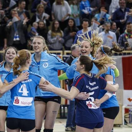 VC Wiesbaden - VT Aurubis Hamburg Volleyball 1. Bundesliga Damen VC Wiesbaden - VT Aurubis Hamburg am 30.01.2016 in der Sporthalle am Platz d. Dt. Einheit in Wiesbaden, Mannschaft des VCW macht ein Freudentänzchen jubelt nach Spielgewinn