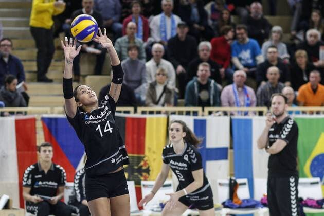 VC Wiesbaden - VT Aurubis Hamburg Volleyball 1. Bundesliga Damen VC Wiesbaden - VT Aurubis Hamburg am 30.01.2016 in der Sporthalle am Platz d. Dt. Einheit in Wiesbaden, CLAIRE BERTRAM (10, VTH), KARINE MUIJLWIJK (5, VTH), (v.l.)
