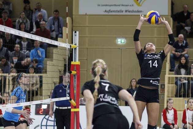 VC Wiesbaden - VT Aurubis Hamburg Volleyball 1. Bundesliga Damen VC Wiesbaden - VT Aurubis Hamburg am 30.01.2016 in der Sporthalle am Platz d. Dt. Einheit in Wiesbaden, ESTHER VAN BERKEL (7, VCW), NINA BRAACK (7, VTH), DENISE IMOUDU (14, VTH), (v.l.)
