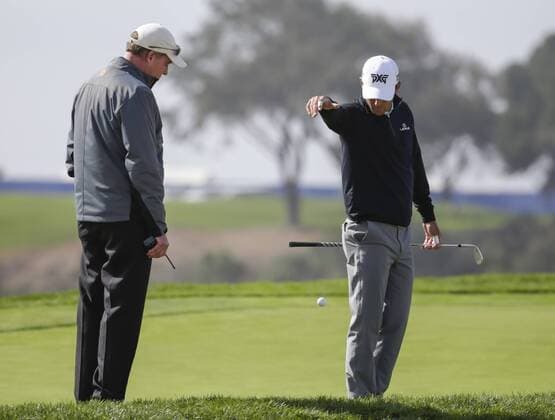 January 30, 2016: Charles Howell III takes a drop with the rules official watching just off of the 14th green of the South Course during the third round of the Farmers Insurance Open at Torrey Pines Golf Course in San Diego, California. PGA Golf Herren 2016: Farmers Insurance Open JAN 30 - ZUMAc04_