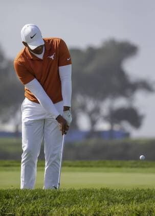 January 30, 2016: Jhonattan Vegas chips onto the 14th green on the South Course during the third round of the Farmers Insurance Open at Torrey Pines Golf Course in San Diego, California. PGA Golf Herren 2016: Farmers Insurance Open JAN 30 - ZUMAc04_