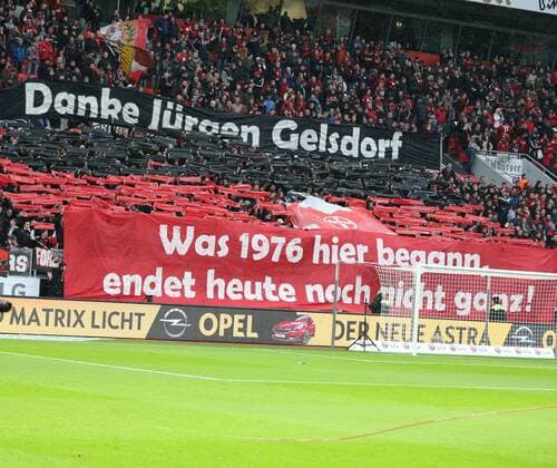 Bilder des Tages - SPORT Leverkusen, Fussball, 1.BL Saison 2015 2016, Spieltag 19, Bayer 04 Leverkusen vs Hannover 96, 30.01.2016, Bayarena Leverkusen, Leverkusener Fans Transparent mit der Aufschrift Danke Jürgen Gelsdorf,