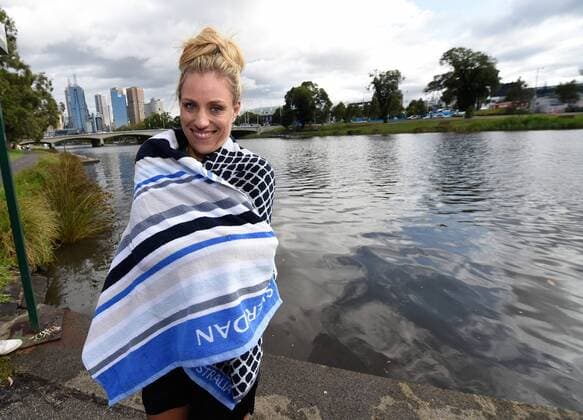 Tennis: Angelique Kerber schwimmt im Yarra Fluß in Melbourne. Sie löste eine Wette ein die sie mit Eurosport Reporter Matthias Stach vor dem Turnier geschlossen hatte