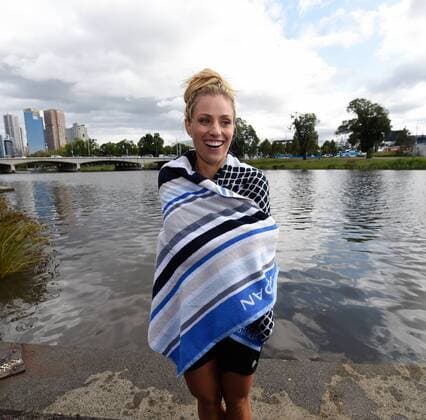 Tennis: Angelique Kerber schwimmt im Yarra Fluß in Melbourne. Sie löste eine Wette ein die sie mit Eurosport Reporter Matthias Stach vor dem Turnier geschlossen hatte