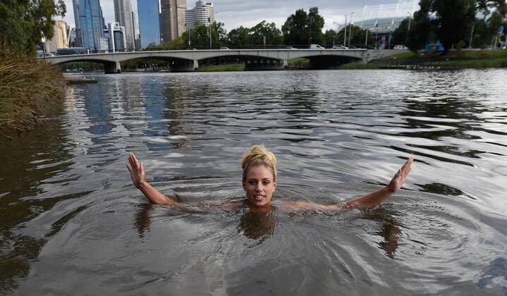 Bilder des Tages - SPORT Tennis: Angelique Kerber schwimmt im Yarra Fluß in Melbourne. Sie löste eine Wette ein die sie mit Eurosport Reporter Matthias Stach vor dem Turnier geschlossen hatte