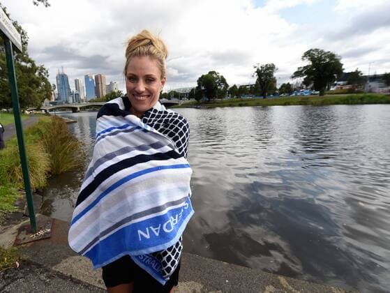 Tennis: Angelique Kerber schwimmt im Yarra Fluß in Melbourne. Sie löste eine Wette ein die sie mit Eurosport Reporter Matthias Stach vor dem Turnier geschlossen hatte