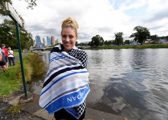 Tennis: Angelique Kerber schwimmt im Yarra Fluß in Melbourne. Sie löste eine Wette ein die sie mit Eurosport Reporter Matthias Stach vor dem Turnier geschlossen hatte