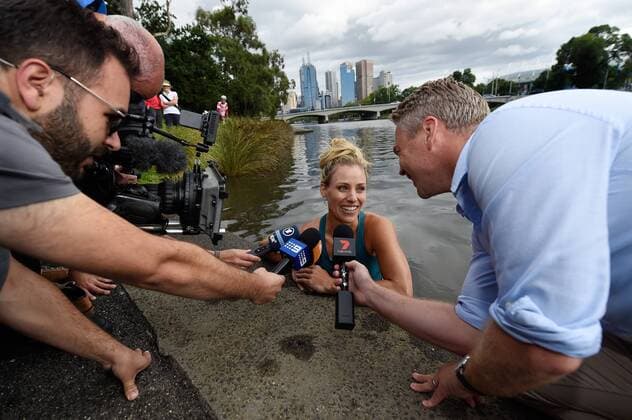 Tennis: Angelique Kerber schwimmt im Yarra Fluß in Melbourne. Sie löste eine Wette ein die sie mit Eurosport Reporter Matthias Stach vor dem Turnier geschlossen hatte