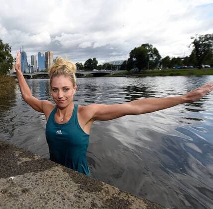 Themen der Woche - SPORT Tennis: Angelique Kerber schwimmt im Yarra Fluß in Melbourne. Sie löste eine Wette ein die sie mit Eurosport Reporter Matthias Stach vor dem Turnier geschlossen hatte