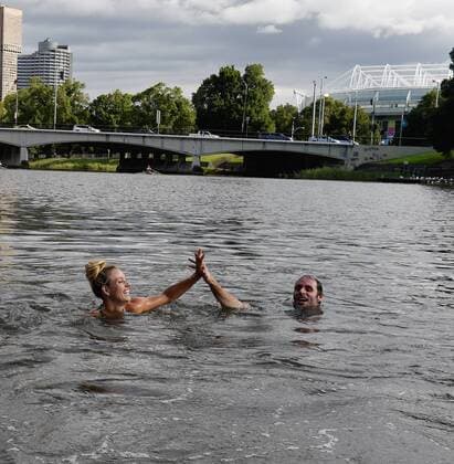 Tennis: Angelique Kerber schwimmt im Yarra Fluß in Melbourne. Sie löste eine Wette ein die sie mit Eurosport Reporter Matthias Stach vor dem Turnier geschlossen hatte