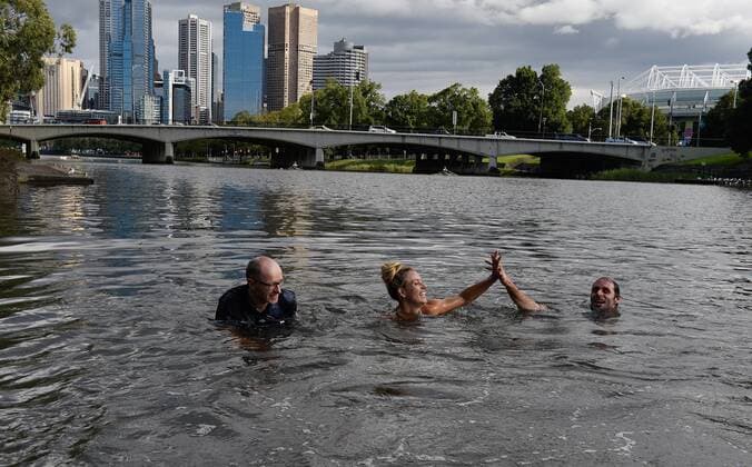 Tennis: Angelique Kerber schwimmt im Yarra Fluß in Melbourne. Sie löste eine Wette ein die sie mit Eurosport Reporter Matthias Stach vor dem Turnier geschlossen hatte