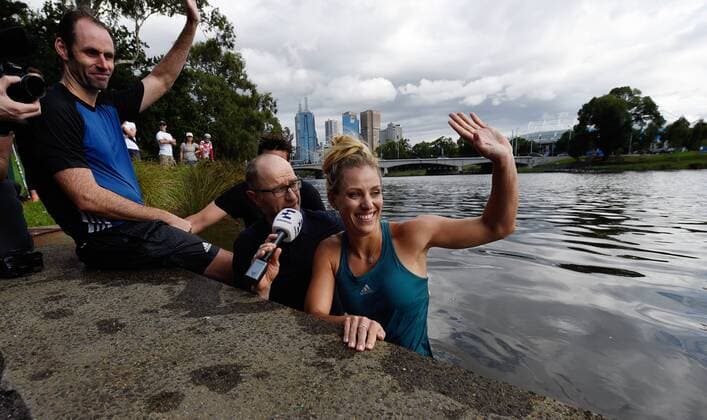 Tennis: Angelique Kerber schwimmt im Yarra Fluß in Melbourne. Sie löste eine Wette ein die sie mit Eurosport Reporter Matthias Stach vor dem Turnier geschlossen hatte
