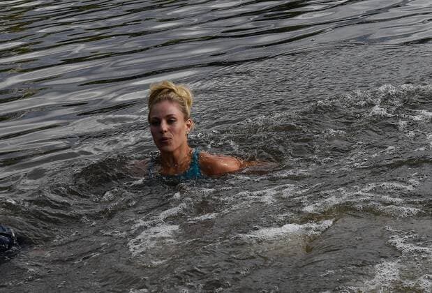 Tennis: Angelique Kerber schwimmt im Yarra Fluß in Melbourne. Sie löste eine Wette ein die sie mit Eurosport Reporter Matthias Stach vor dem Turnier geschlossen hatte