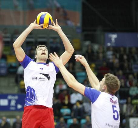 Volleyball Hessen - 1. Bundesliga Männer 30.01.2016 United Volleys Rheinmain (ws) - Netzhoppers KW-Bestensee (grau) v.l. Jannis Hopt (RheinMain 7), Lukas Bauer (RheinMain 5) United Volleys Rheinmain - Netzhoppers KW-Bestensee
