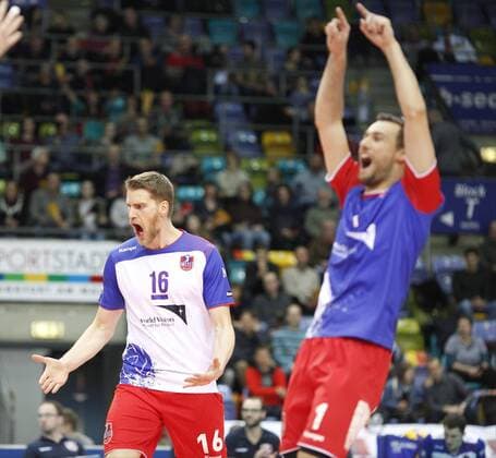 Volleyball Hessen - 1. Bundesliga Männer 30.01.2016 United Volleys Rheinmain (ws) - Netzhoppers KW-Bestensee (grau) v.l. Christian Dünnes (RheinMain 16), Florian Ringseis (RheinMain 1) United Volleys Rheinmain - Netzhoppers KW-Bestensee