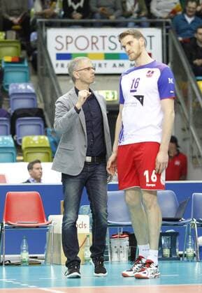 Volleyball Hessen - 1. Bundesliga Männer 30.01.2016 United Volleys Rheinmain (ws) - Netzhoppers KW-Bestensee (grau) v.l. Trainer Michael Warm (RheinMain), Christian Dünnes (RheinMain 16) United Volleys Rheinmain - Netzhoppers KW-Bestensee