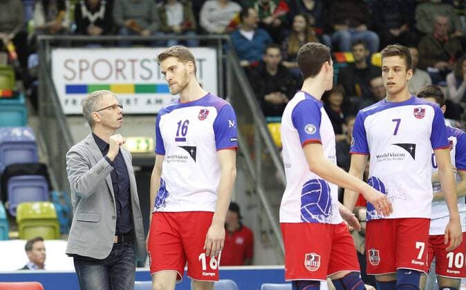 Volleyball Hessen - 1. Bundesliga Männer 30.01.2016 United Volleys Rheinmain (ws) - Netzhoppers KW-Bestensee (grau) v.l. Trainer Michael Warm (RheinMain), Christian Dünnes (RheinMain 16), Georg Escher (RheinMain 9), Jannis Hopt (RheinMain 7) United Volleys Rheinmain - Netzhoppers KW-Bestensee