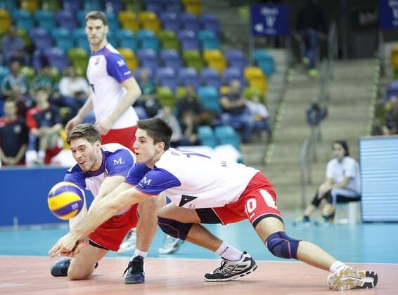 Volleyball Hessen - 1. Bundesliga Männer 30.01.2016 United Volleys Rheinmain (ws) - Netzhoppers KW-Bestensee (grau) v.l. Jan Klobucar (RheinMain 8), Moritz Reichert (RheinMain 10) United Volleys Rheinmain - Netzhoppers KW-Bestensee