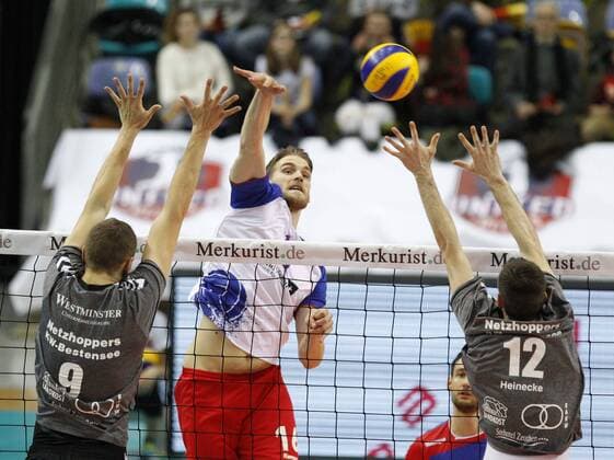 Volleyball Hessen - 1. Bundesliga Männer 30.01.2016 United Volleys Rheinmain (ws) - Netzhoppers KW-Bestensee (grau) v.l. Sebastian Krause (Netzhoppers 9), Christian Dünnes (RheinMain 16), Daniel Heinecke (Netzhoppers 12) United Volleys Rheinmain - Netzhoppers KW-Bestensee