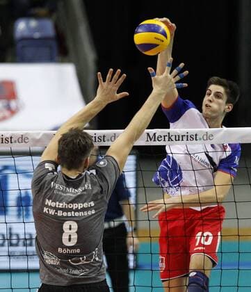 Volleyball Hessen - 1. Bundesliga Männer 30.01.2016 United Volleys Rheinmain (ws) - Netzhoppers KW-Bestensee (grau) v.l. Matthias Böhme (Netzhoppers 8), Kamil Ratajczak (Netzhoppers 10) United Volleys Rheinmain - Netzhoppers KW-Bestensee
