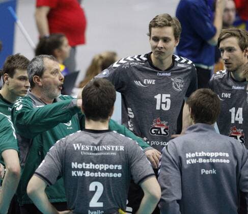 Volleyball Hessen - 1. Bundesliga Männer 30.01.2016 United Volleys Rheinmain (ws) - Netzhoppers KW-Bestensee (grau) v.l. Trainer Mirko Culic (Netzhoppers), 15 , Paul Sprung (Netzhoppers 14) United Volleys Rheinmain - Netzhoppers KW-Bestensee