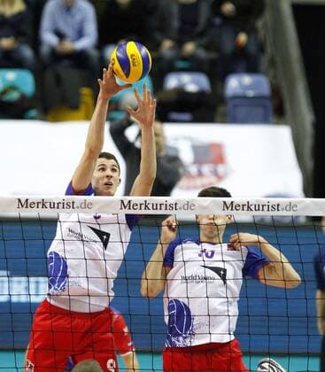 Volleyball Hessen - 1. Bundesliga Männer 30.01.2016 United Volleys Rheinmain (ws) - Netzhoppers KW-Bestensee (grau) v.l. Georg Escher (RheinMain 9), Moritz Reichert (RheinMain 10) United Volleys Rheinmain - Netzhoppers KW-Bestensee