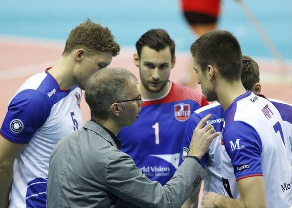 Volleyball Hessen - 1. Bundesliga Männer 30.01.2016 United Volleys Rheinmain (ws) - Netzhoppers KW-Bestensee (grau) v.l. Trainer Michael Warm (RheinMain), Jannis Hopt (RheinMain 7) United Volleys Rheinmain - Netzhoppers KW-Bestensee