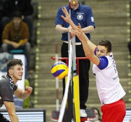 Volleyball Hessen - 1. Bundesliga Männer 30.01.2016 United Volleys Rheinmain (ws) - Netzhoppers KW-Bestensee (grau) v.l. Matthias Böhme (Netzhoppers 8) Jannis Hopt (RheinMain 7) United Volleys Rheinmain - Netzhoppers KW-Bestensee
