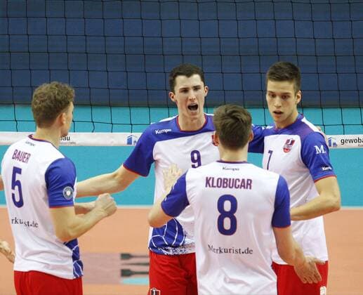 Volleyball Hessen - 1. Bundesliga Männer 30.01.2016 United Volleys Rheinmain (ws) - Netzhoppers KW-Bestensee (grau) v.l. Lukas Bauer (RheinMain 5), Georg Escher (RheinMain 9), Jan Klobucar (RheinMain 8), Jannis Hopt (RheinMain 7) United Volleys Rheinmain - Netzhoppers KW-Bestensee