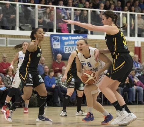 Finja Schaake (Marburg, mi) gegen Corinne Costa (Saarlouis) 30.1.2016, xmhx 1. Bundesliga Damenbasketball DBBL, BC Pharmaserv Marburg Blue Dolphins - ETV Saarlouis Royals