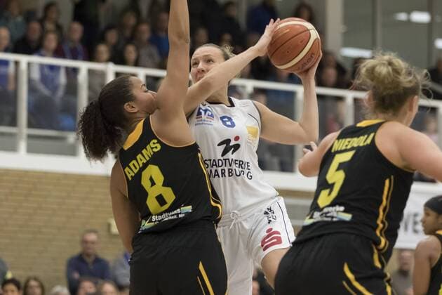 Finja Schaake (Marburg, mi) gegen Jamailah Adams (Saarlouis) 30.1.2016, xmhx 1. Bundesliga Damenbasketball DBBL, BC Pharmaserv Marburg Blue Dolphins - ETV Saarlouis Royals